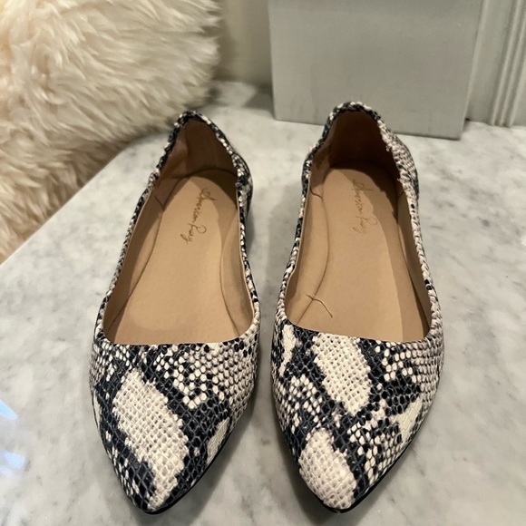 AMERICAN Rag Jilly Pointed Toe Embossed White Black Snake Skin Ballet Fl… - Picture 12 of 14